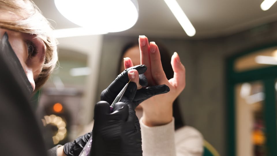 Precíz körömápolás munka közben, a Szaszy Nails saját nyilvános borítóképe